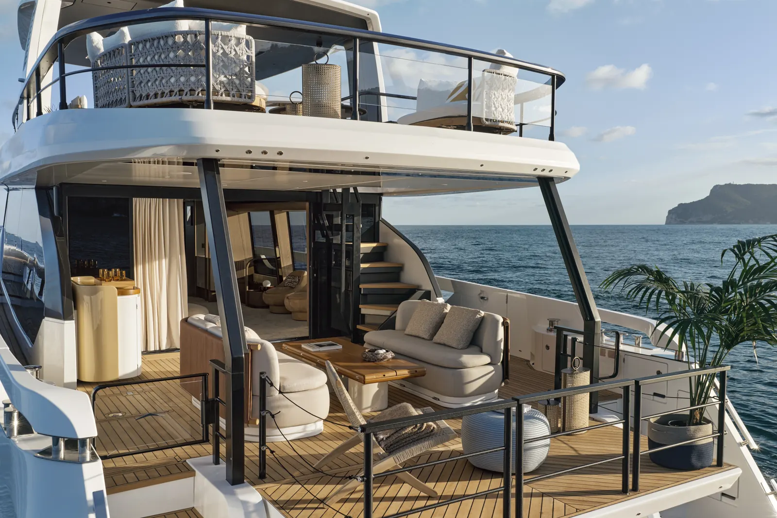 Exterior profile of the Azimut Fly 82 Aqualis